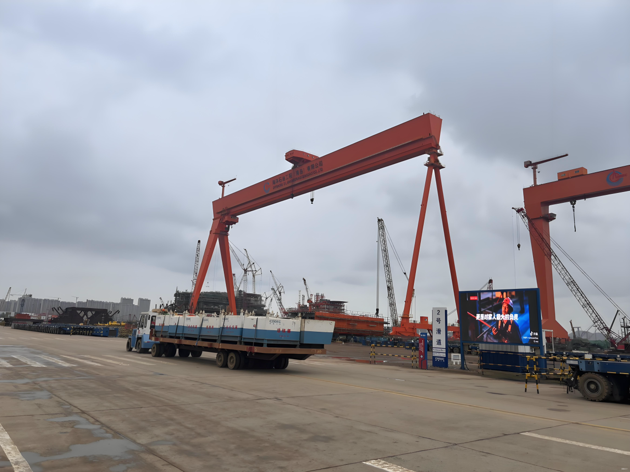 تم تطبيق جهاز تحديد الحمل الزائد من WTAU بنجاح على رافعة جسرية بقدرة 1000 طن في شركة Qingdao Offshore Oil Corporation.