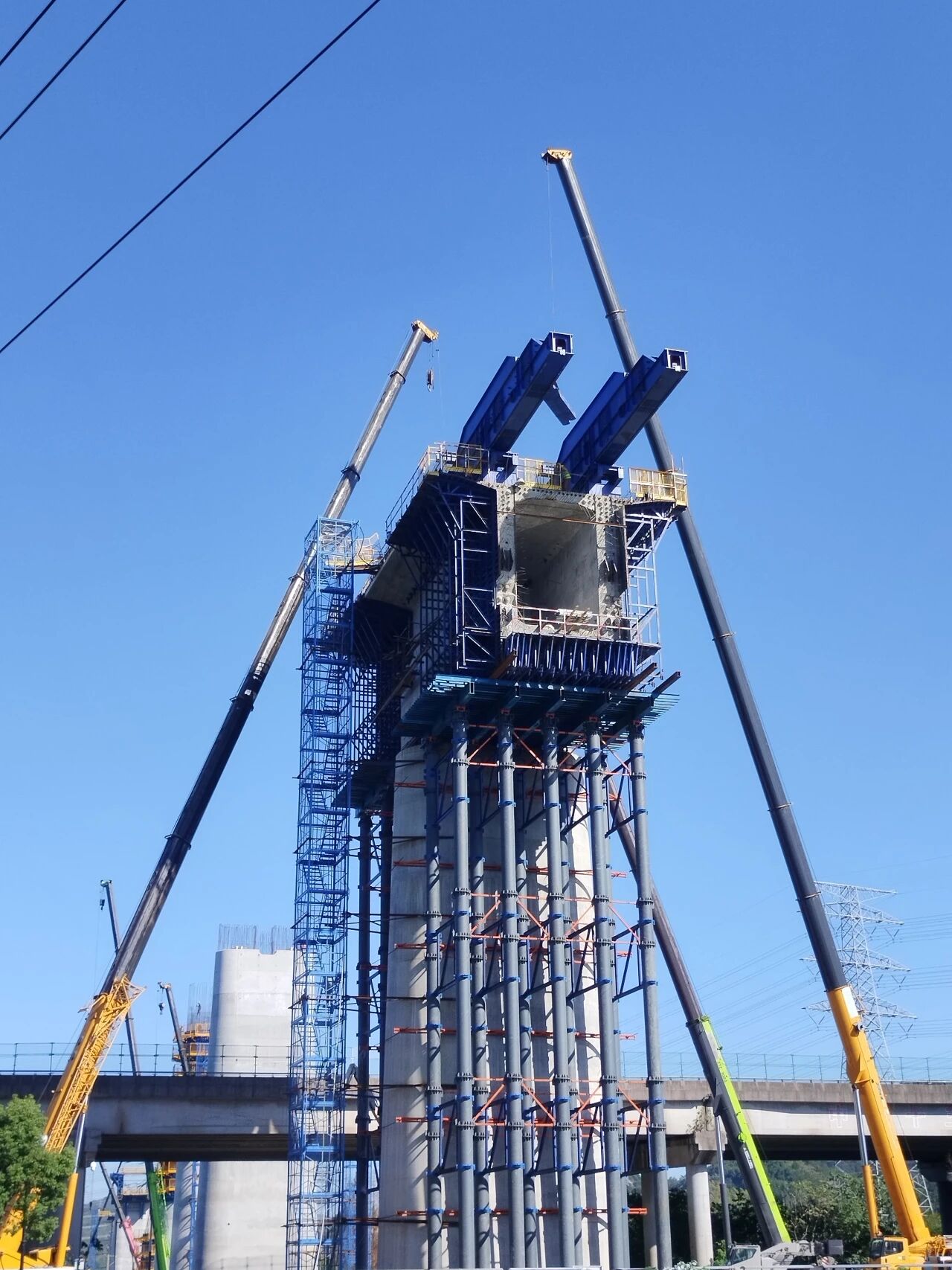 نظام مراقبة معلومات آلات بناء الجسور التابع لجامعة غرب تونغسو يمكّن من بناء خط السكة الحديد فائق السرعة تونغسو-جياشينغ-نينغبو.